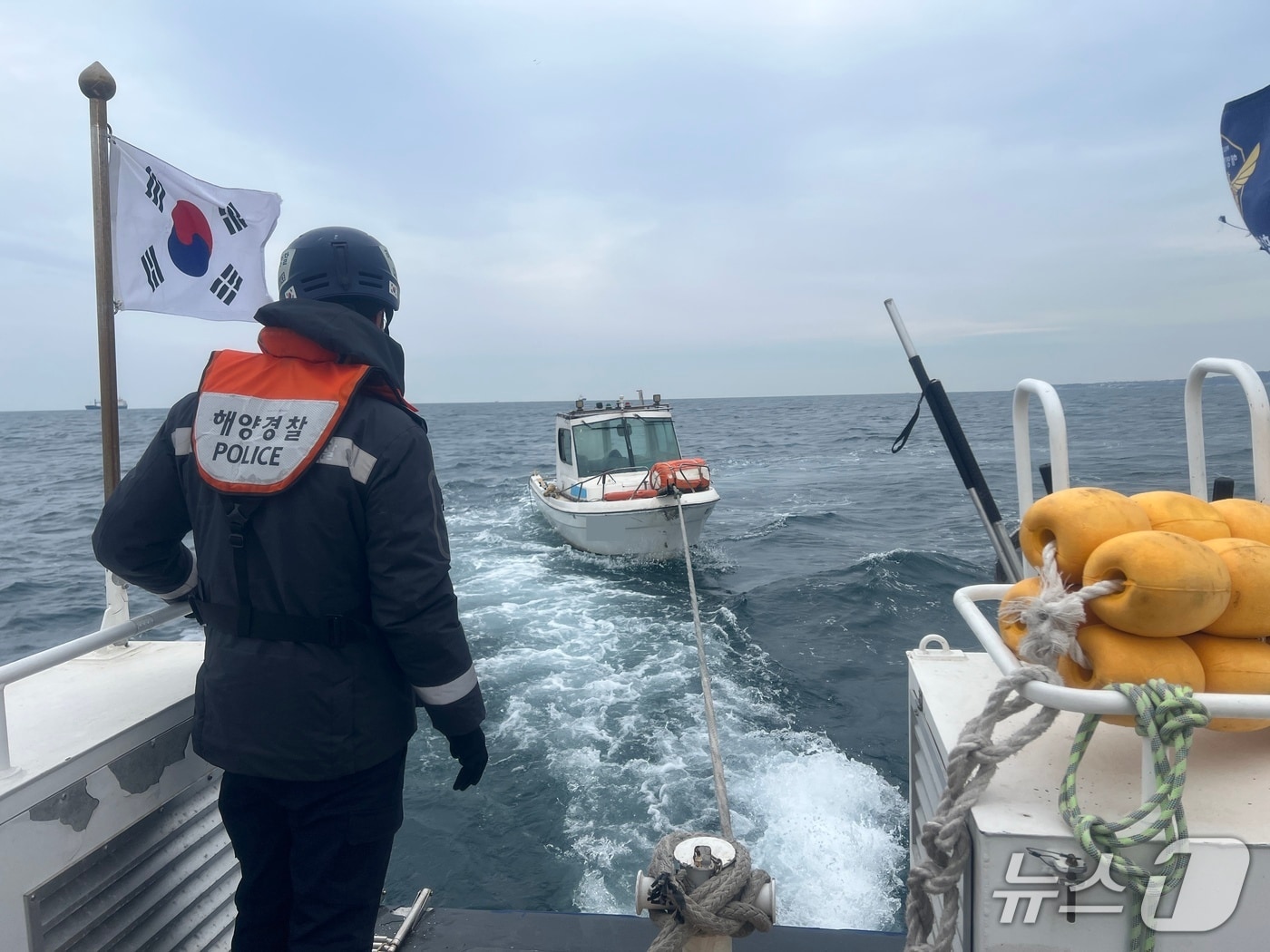 10일 오후 3시쯤 경북 포항시 북구 여납갑 앞바다에서 기관 고장으로 표류하던 낚싯배가 포항해경에 구조됐다. 해경이 사고 모터보트를 예인하고 있다.(포항해양경찰서 제공, 재판매 및 DB금지) 2026.2.10/뉴스1 