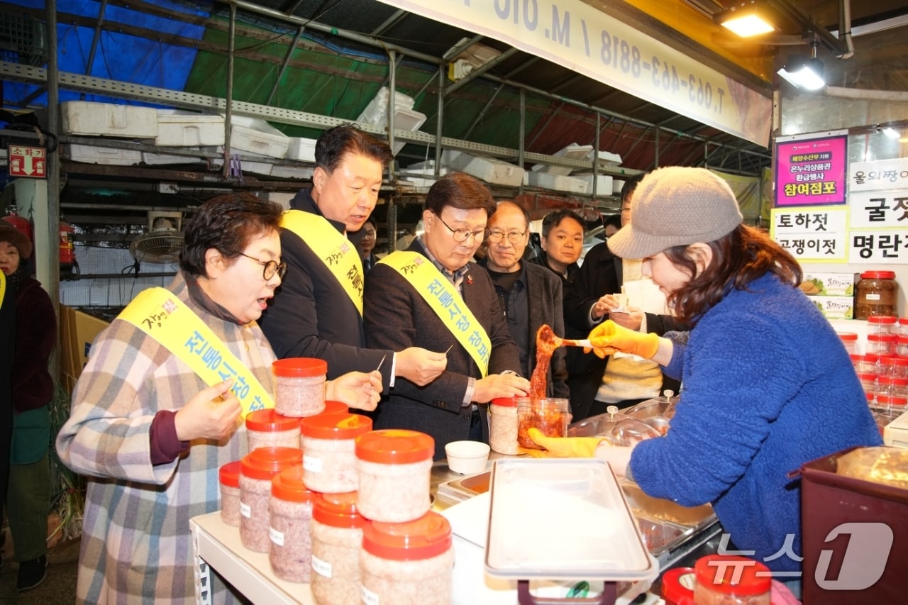 10일 문승우 의장 등 전북도의원들과 사무처 직원들이 군산 전통시장에서 장보기를 하고 있다.(의회제공, 재판매 및 DB금지)2026.2.10/뉴스1