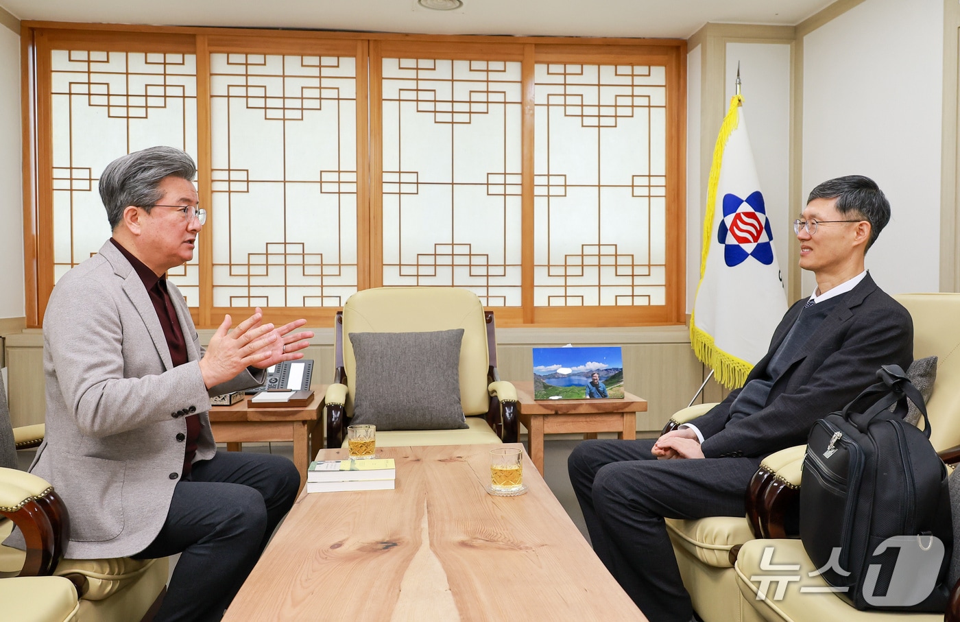 문형배 교수와 정용래 유성구청장이 환담하고 있다.(유성구 제공. 재판매 및 DB금지)/뉴스1