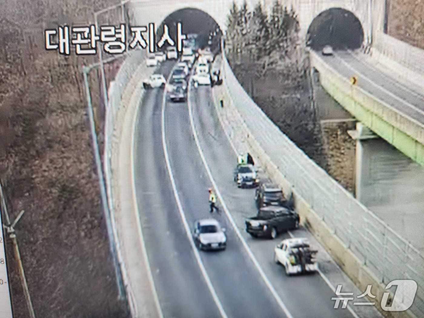 강원 강릉 영동고속도로 서울방향 사고 현장.(강원도소방본부 제공, 재판매 및 DB금지)