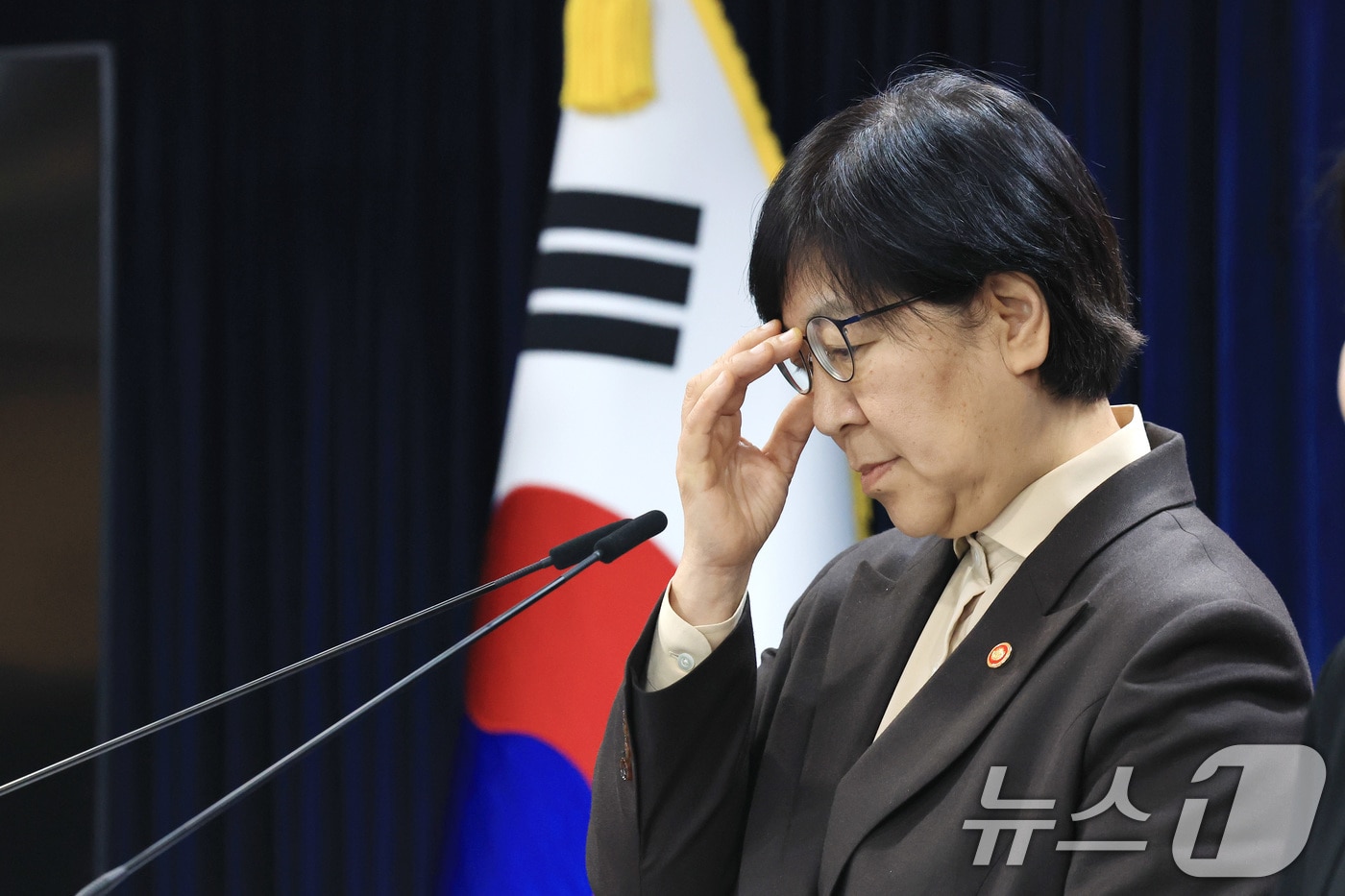 정은경 보건복지부 장관이 10일 서울 종로구 정부서울청사에서 의사인력 양성규모 관련 브리핑을 하며 안경을 고쳐쓰고 있다. 2026.2.10 ⓒ 뉴스1 임세영 기자