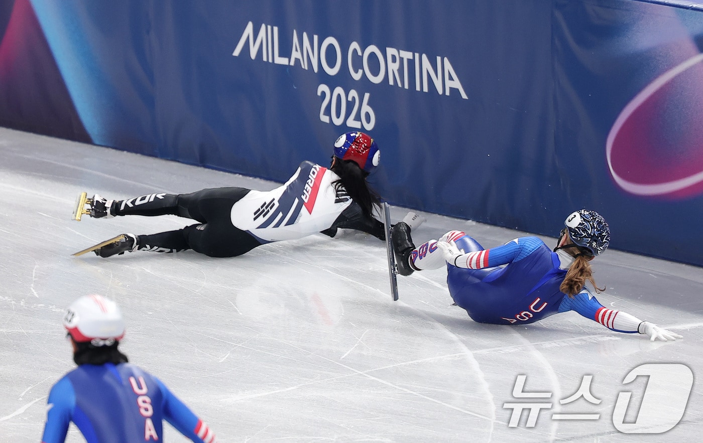쇼트트랙 대표팀 김길리가 10일(현지시간) 이탈리아 밀라노 아이스 스케이팅 아레나에서 열린 2026 밀라노·코르티나담페초 동계올림픽 쇼트트랙 혼성 2000m 계주 준결승에서 미국 선수와 충돌하고 있다. ⓒ 뉴스1 김성진 기자
