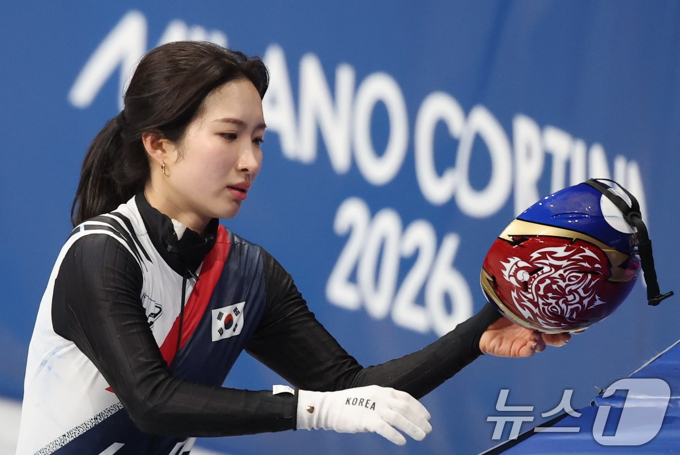 쇼트트랙 혼성 2000m 계주 경기 후 아쉬워하는 장면