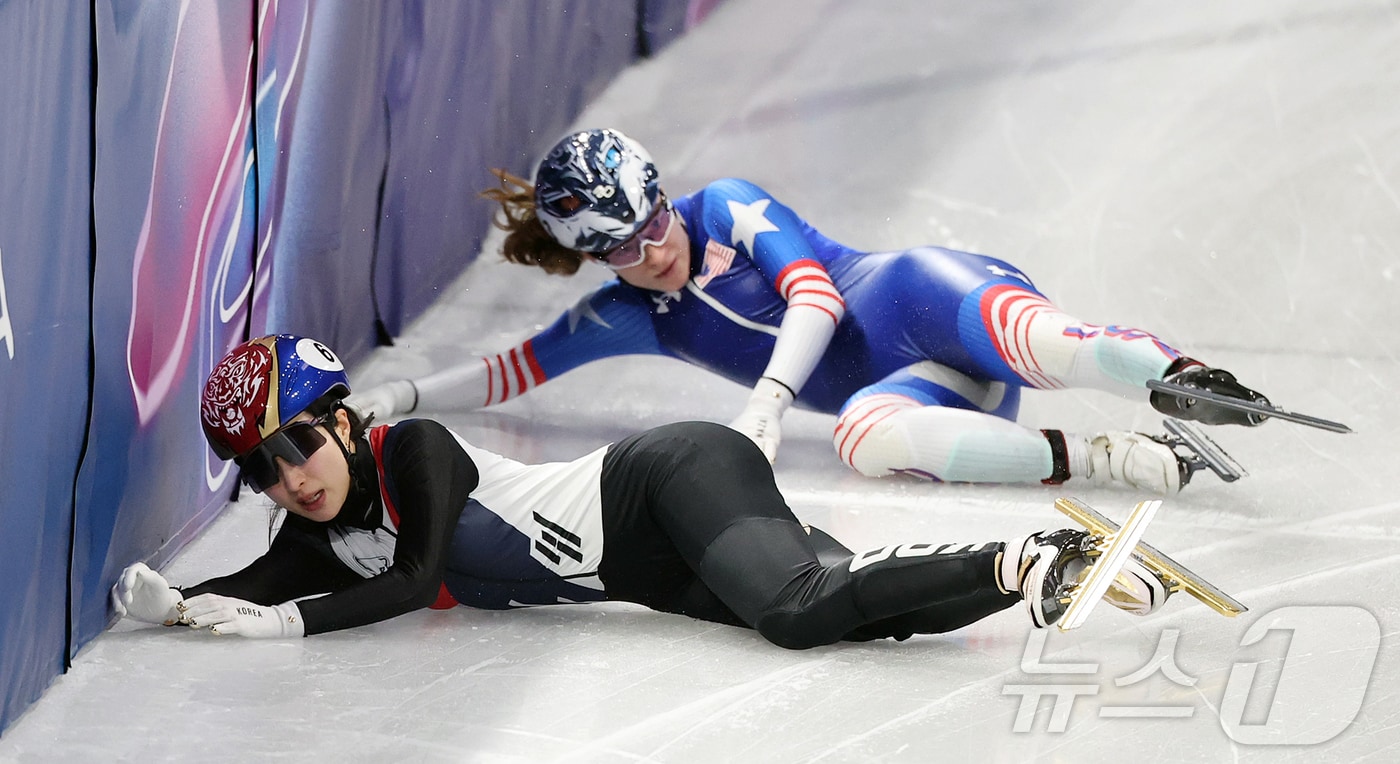 쇼트트랙 대표팀 김길리가 10일(현지시간) 이탈리아 밀라노 아이스 스케이팅 아레나에서 열린 혼성 2,000m 계주 준결승에서 미국 선수와 충돌하며 넘어지고 있다. 2026.2.10 ⓒ 뉴스1 김진환 기자