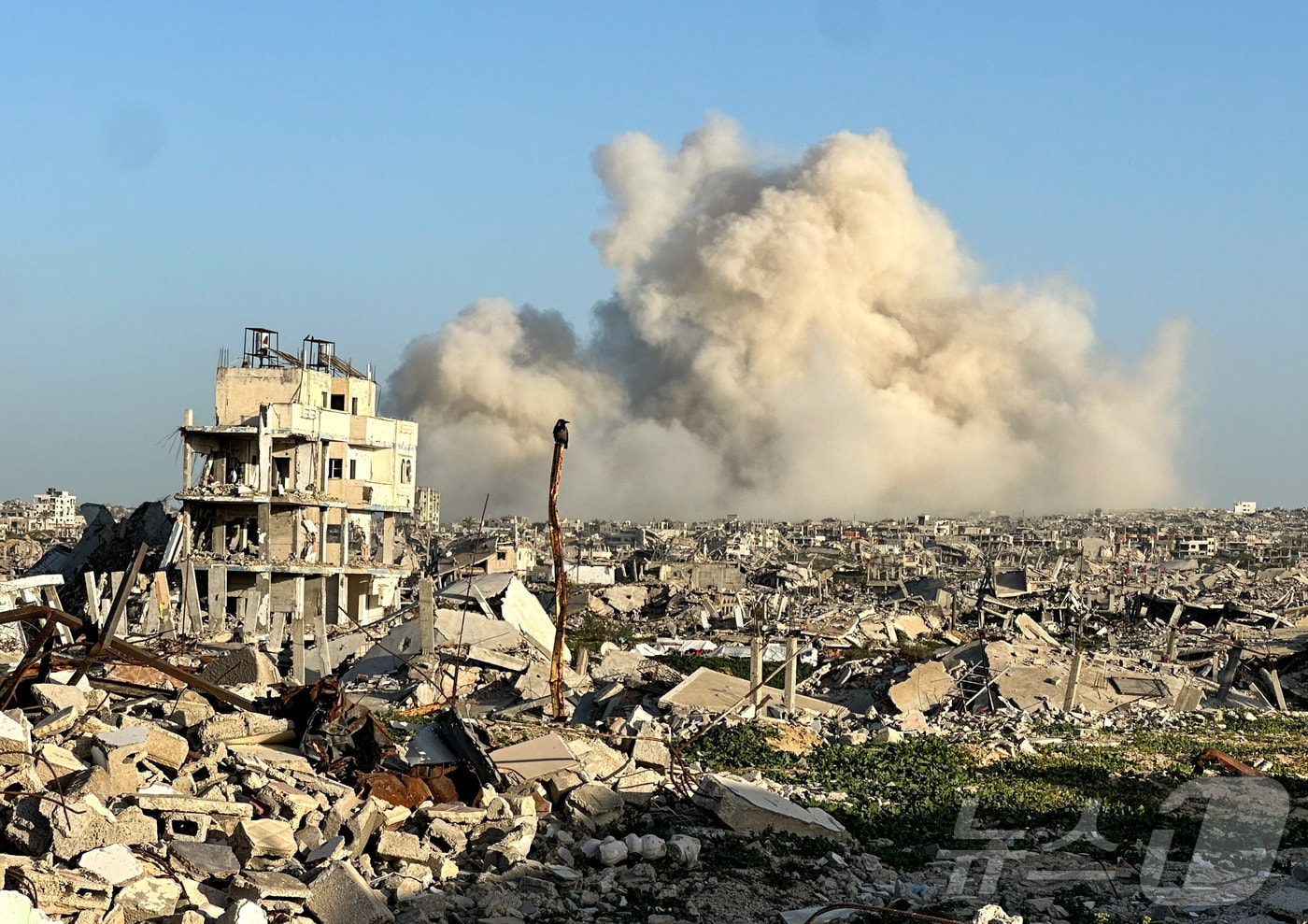 10일(현지시간) 팔레스타인 가자 지구 남부 칸유니스의 이스라엘이 통제하는 '옐로 라인'(정전선) 구역 내에서 폭발이 일어난 뒤 연기가 피어오르고 있다. 2026.02.10. ⓒ 로이터=뉴스1