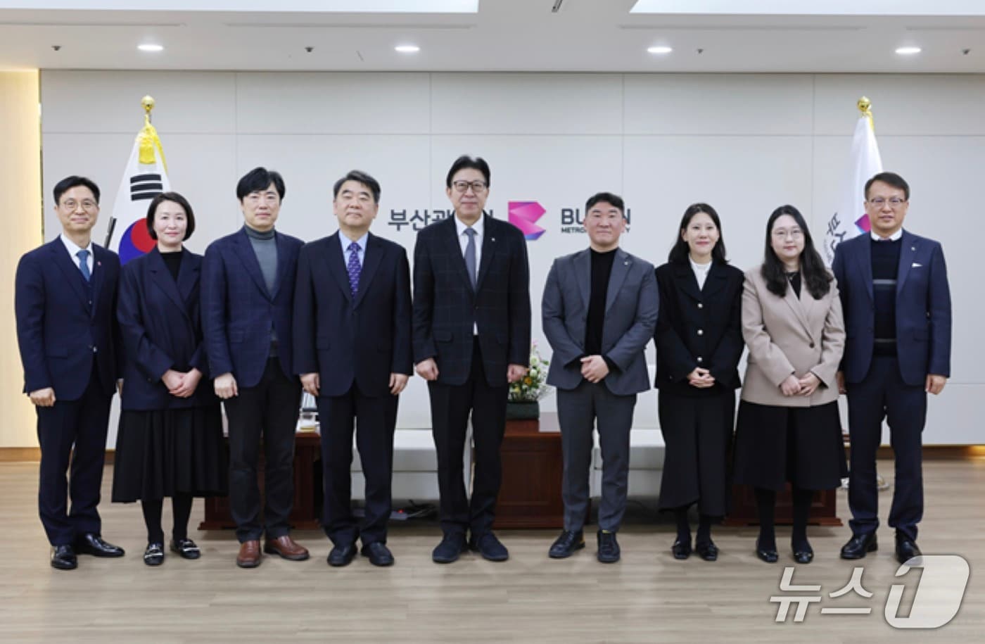 박형준 부산시장(왼쪽 다섯번째)이 지난 5일 열린 감사위원 위촉식에서 신규 위촉된 감사위원 등과 기념촬영을 하고 있다. (부산시 제공. 재판매 및 DB금지)