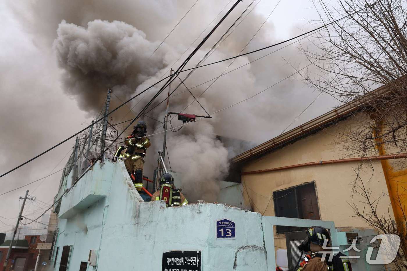 10일 오후 소방대원들이 부산 사상구 엄궁동 단독주택에서 난 불을 끄고 있다.(부산소방재난본부 제공. 재판매 및 DB 금지)