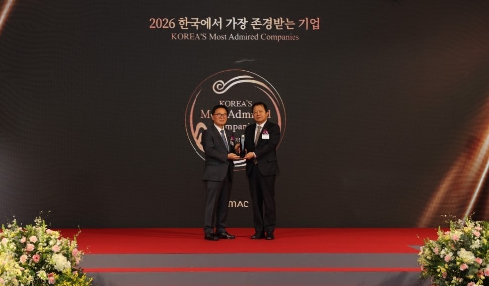 좌측부터 한국능률협회컨설팅 한수희 대표이사, 유한양행 경영관리본부장 이병만 부사장.(유한양행 제공)