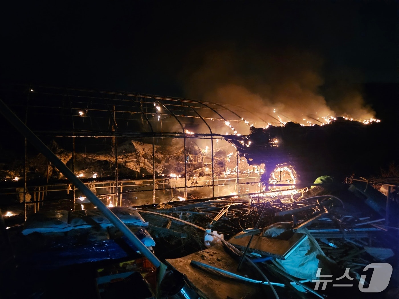 10일 기장군 철마면 이곡리의 한 비닐하우스에서 화재가 발생했다.(부산소방재난본부 제공. 재판매 및 DB 금지)