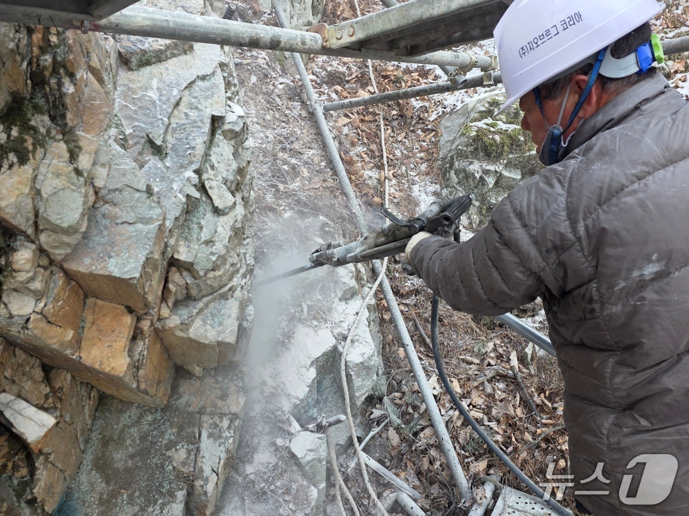 강원 춘천시, 삼악산 호수케이블카 탐방로 보수작업.(춘천시 제공, 재판매 및 DB금지)