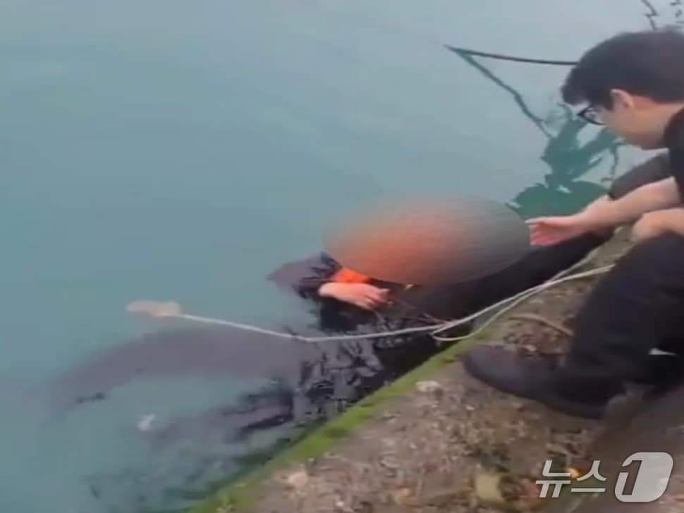 지난 10일 오후 4시 24분쯤 전남 완도군 노화도 해상에서 60대가 바다에 빠져 해경이 구조하고 있다.(완도해경 제공. 재판매 및 DB 금지)