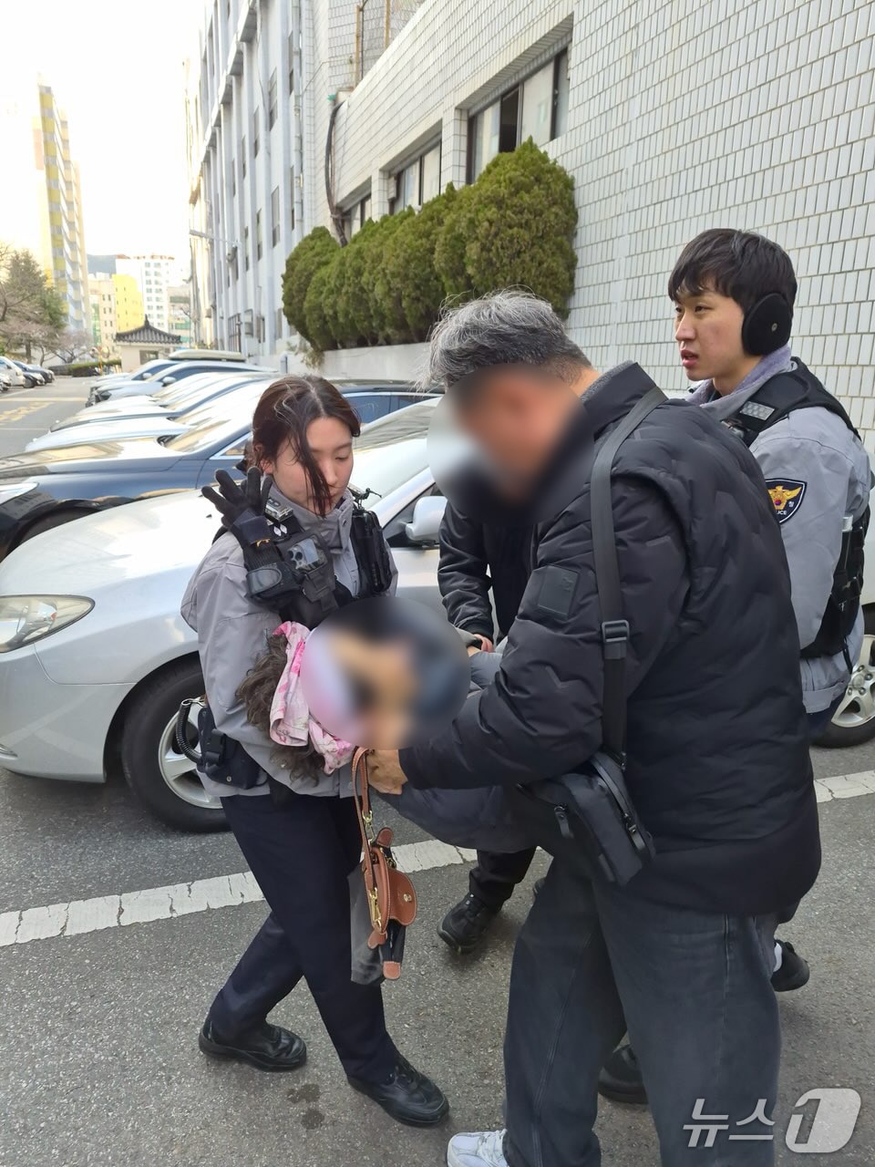 지난 8일 부산 사하경찰서 괴정지구대 소속 경찰들이 실종된 치매 노인을 옮기고 있다.(사하경찰서 제공. 재판매 및 DB 금지)