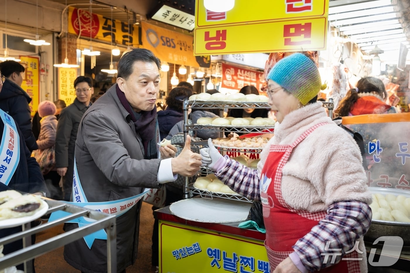  이재준 경기 수원시장이 10일 못골종합시장에서 장을 보고, 상인들과 이야기를 나누고 있다. (수원시 제공. 재판매 및 DB 금지) 2026.2.11/뉴스1