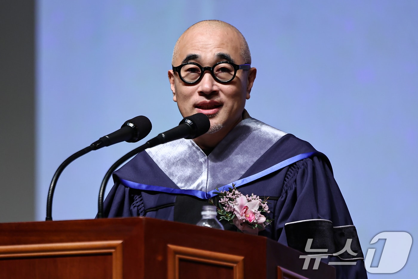배달의민족 창업자이자 투자회사 그란데클립의 김봉진 대표가 11일 서울 성북구 국민대학교에서 열린 2025학년도 전기 학위수여식에 참석해 축사를 하고 있다. 2026.2.11 ⓒ 뉴스1 김도우 기자