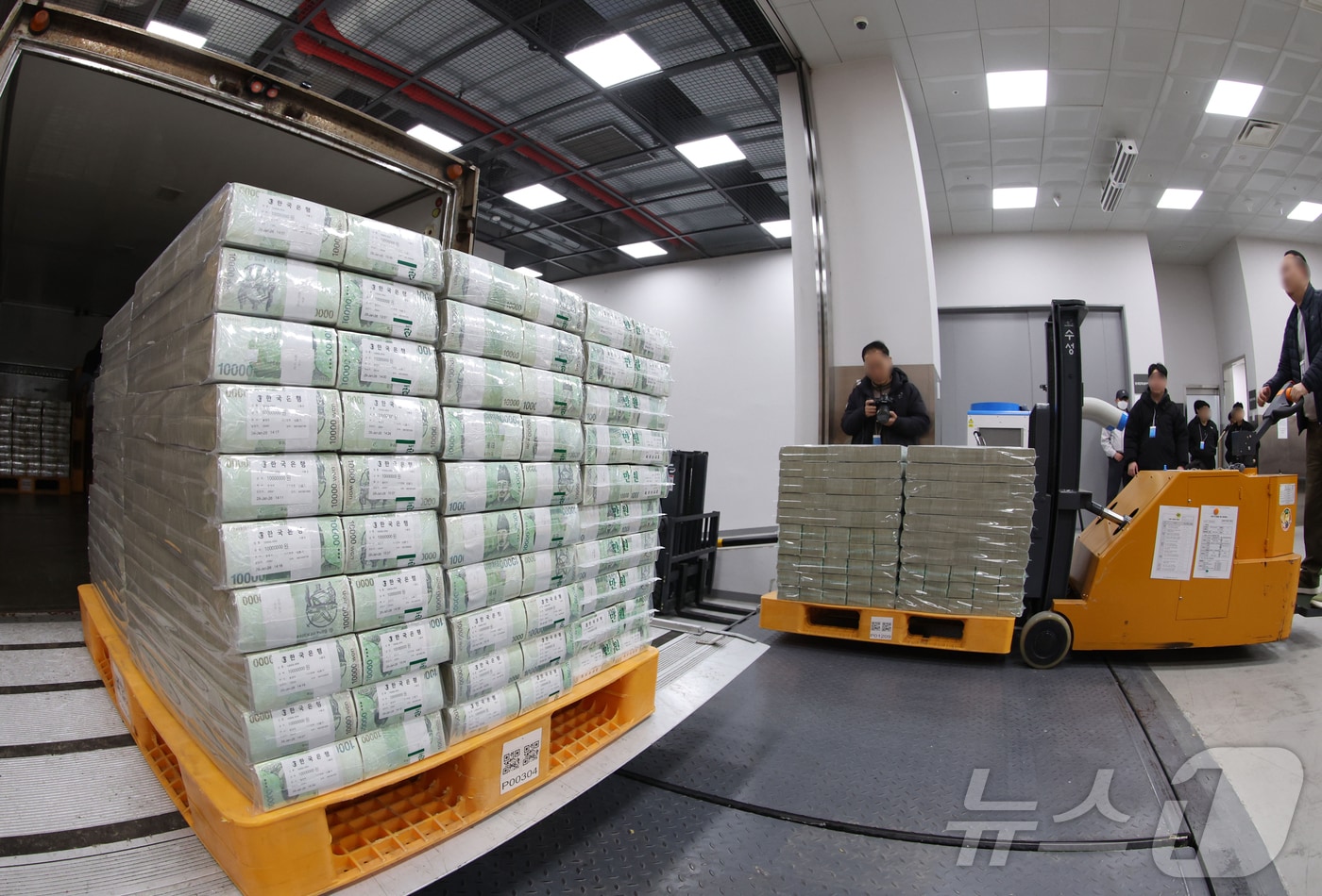 설날을 앞둔 11일 서울 중구 한국은행 본점에서 현금 운송 관계자들이 시중은행에 공급될 설 자금 방출 작업을 하고 있다. 2026.2.11 ⓒ 뉴스1 사진공동취재단