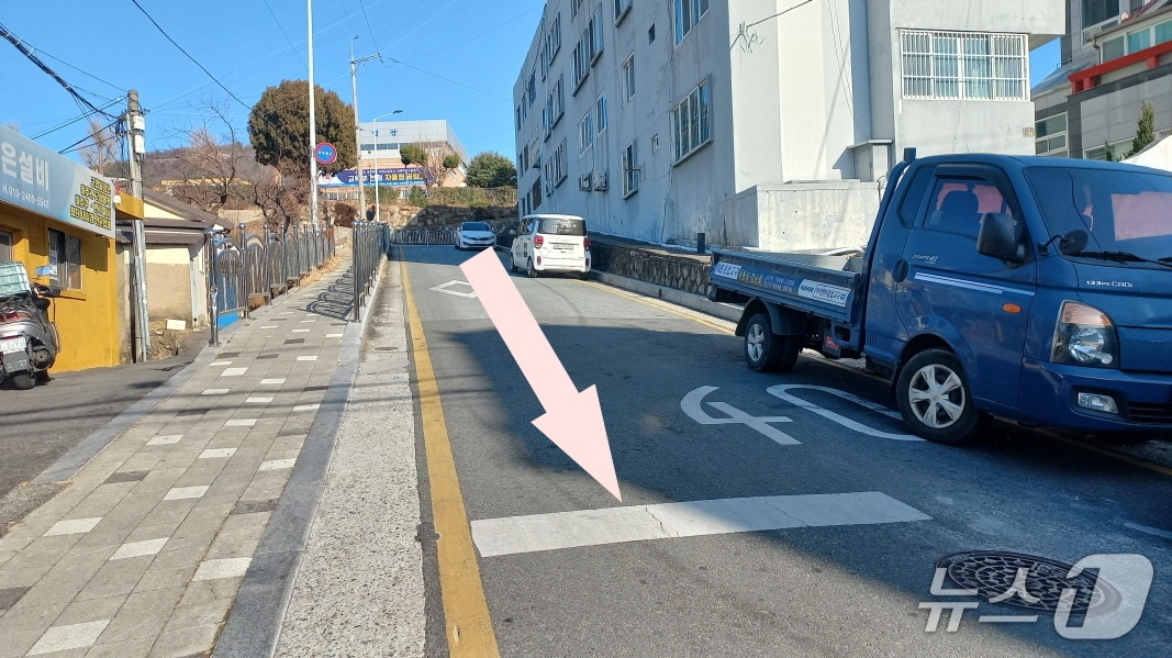 다음달 3일부터 등교시간 차량 일방통행이 적용되는 김해여고 정문 앞 이면도로.(김해시 제공. 재판매 및 DB금지)