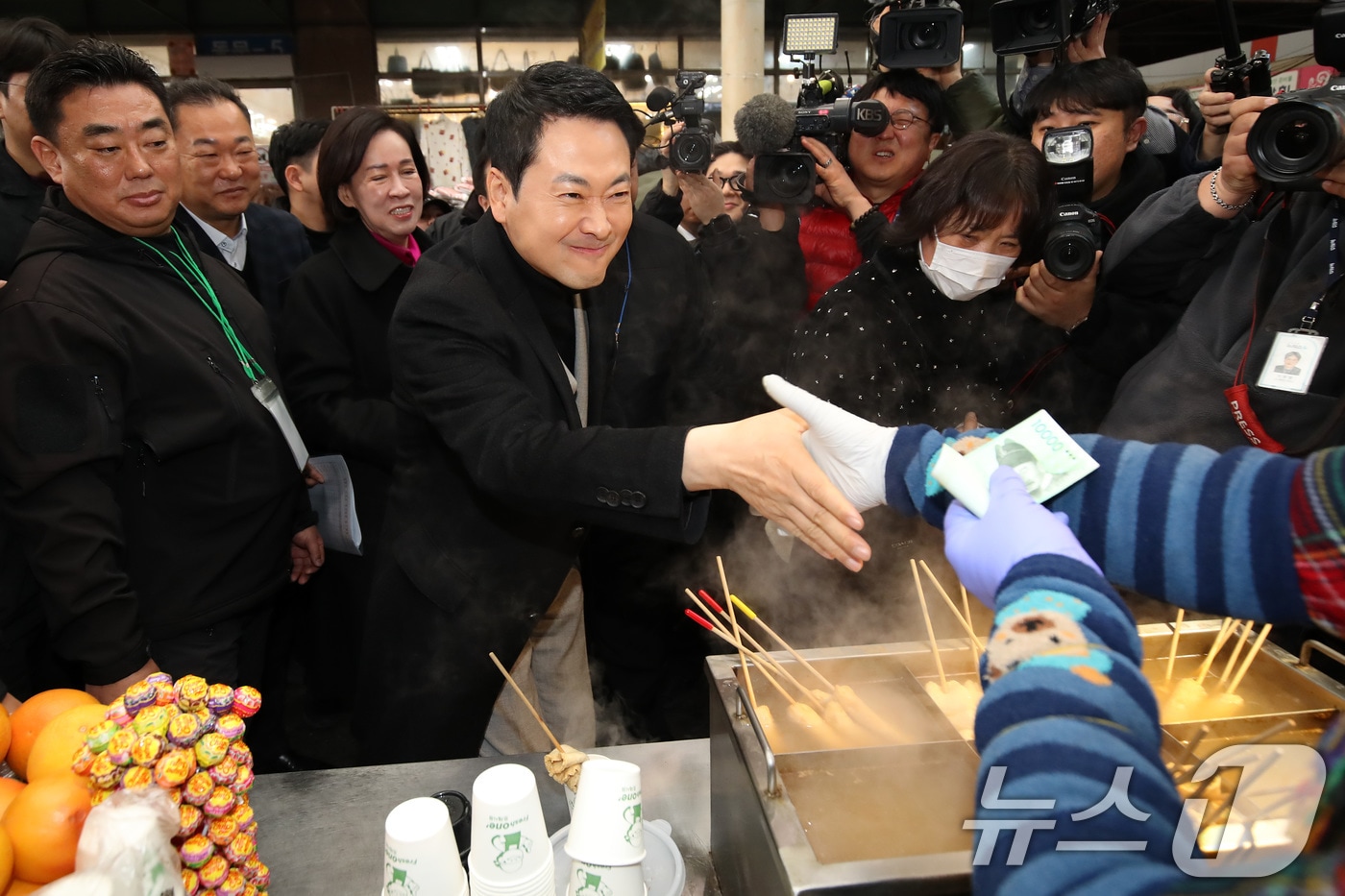 장동혁 국민의힘 대표가 11일 오전 대구 중구 서문시장을 찾아 상인회 관계자들과 간담회를 마친 뒤 어묵가게 상인과 인사 나누고 있다. 2026.2.11 ⓒ 뉴스1 공정식 기자