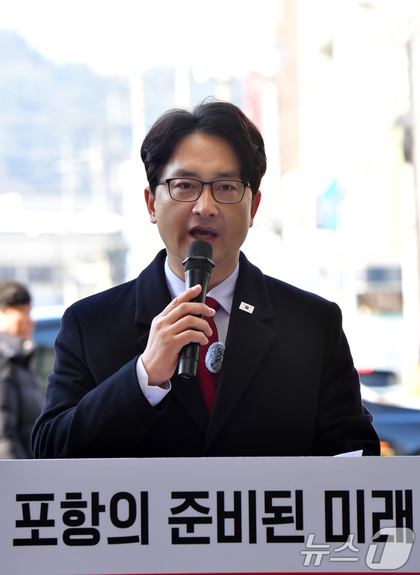 김병욱 전 국민의힘(포항남·울릉) 국회의원이 11일 포항 죽도시장 앞에서 기자회견을 열어 6월 3일 지방선거 포항시장 출마를 선언하고 있다. 2026.2.11 ⓒ 뉴스1 최창호 기자