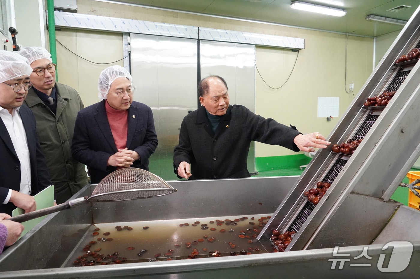 김인호 산림청장(오른쪽 두번째)이 11일  민생 현장(신공주밤생산영농조합법인)을 방문해 임산물 수급 상황을 점검하고 있다.(산림청 제공.재판매 및 DB금지)/뉴스1