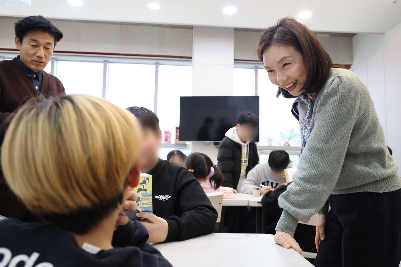 지역아동센터 이용 아동과 대화중인 최호정 서울시의장(서울시의회 제공)