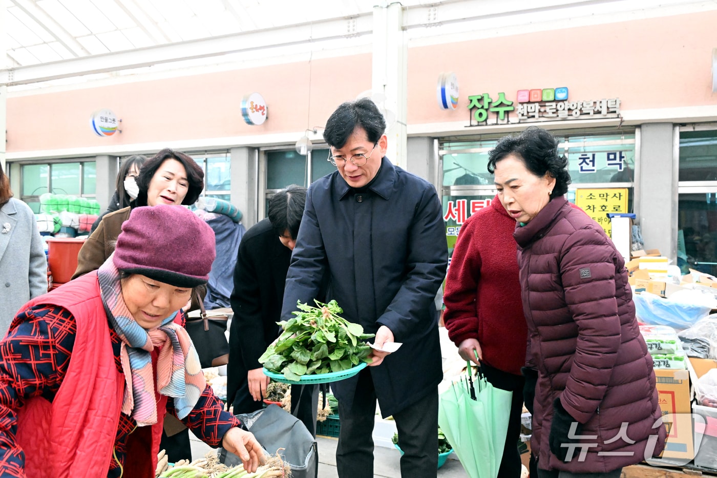 전북 장수군이 설 명절을 앞두고 전통시장을 찾아 장보기 행사를 열며 지역 소비 활성화에 나섰다.(장수군 제공. 재판매 및 DB금지)2026.2.11/뉴스1