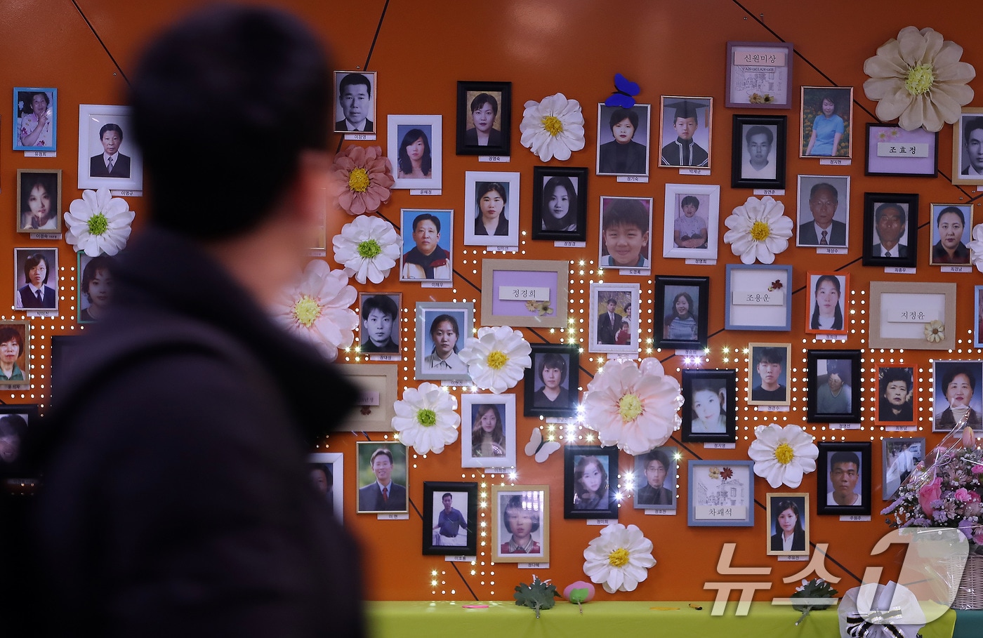 '대구지하철화재참사' 23주기(2월 18일)를 앞두고 시민안전주간이 시작된 11일 오후 지하철 중앙로역에 마련된 기억공간을 지나는 시민들이 희생자들의 영정을 바라보고 있다. 2026.2.11 ⓒ 뉴스1 공정식 기자