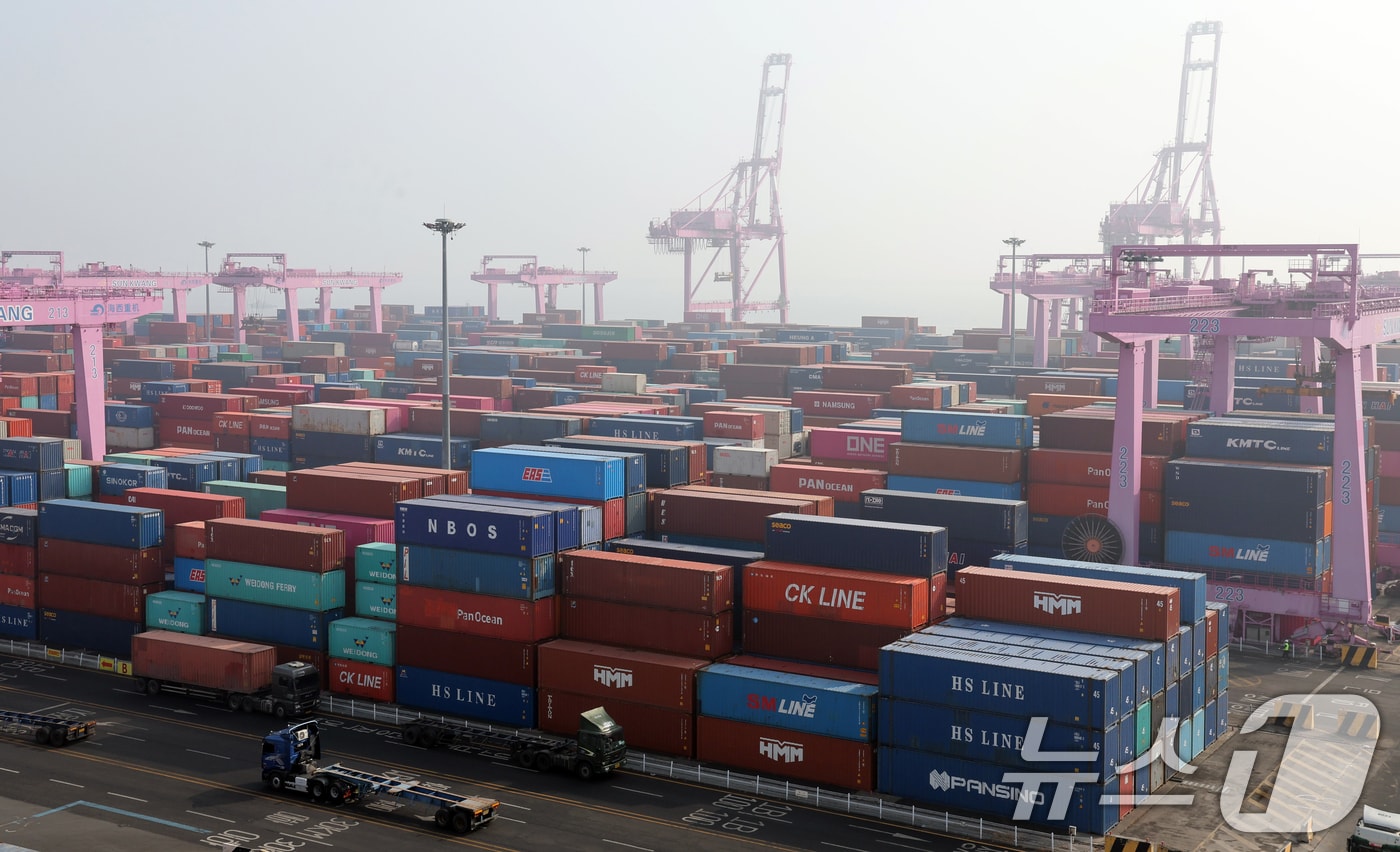 인천신항 컨테이너 터미널에 수출입 컨테이너가 쌓여 있는 모습. 2026.2.11 ⓒ 뉴스1 황기선 기자