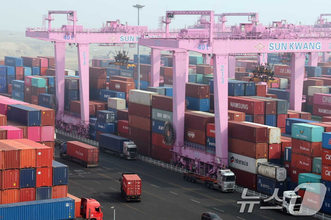 인천신항 컨테이너 터미널에 수출입 컨테이너가 쌓여 있는 모습.(사진은 기사 내용과 무관함) / 뉴스1 ⓒ News1 ⓒ 뉴스1 황기선 기자