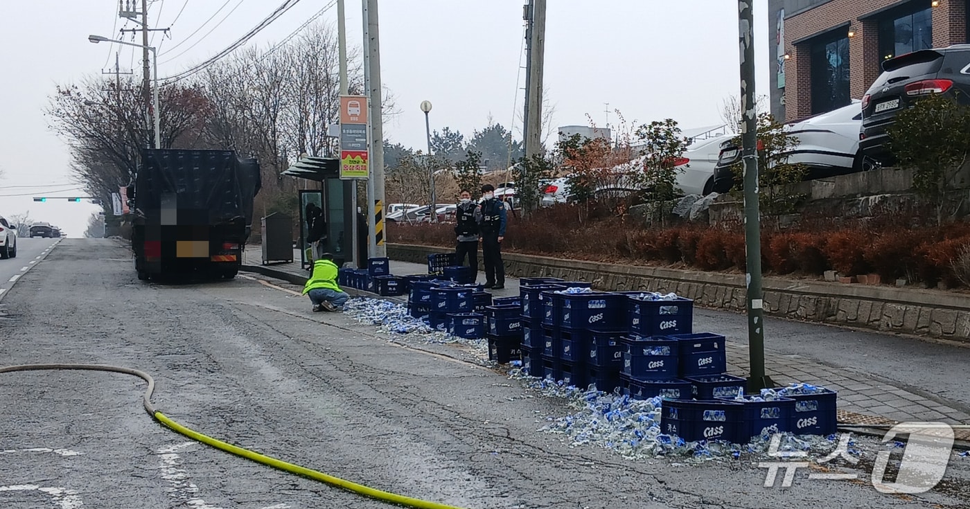 11일 오전 11시 58분께 전북 전주시 덕진구 동부대로를 달리던 맥주 운반차량에서 맥주병이 담긴 상자 20여 박스가 도로 위에 쏟아졌다.(전북소방본부 제공. 재판매 및 DB금지)