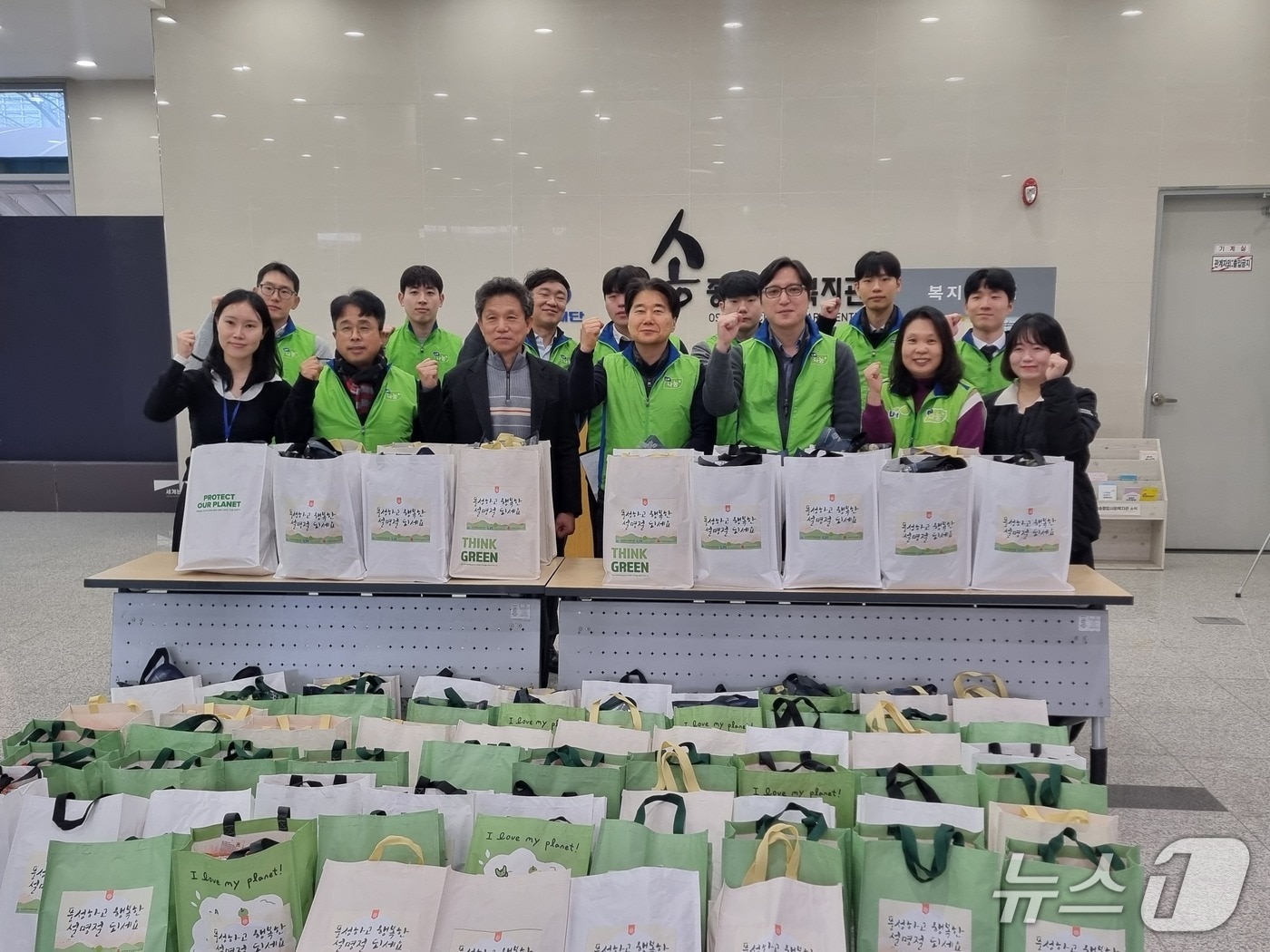 LH충북지역본부 온누리상품권 전달식.(충북본부 제공)/뉴스1