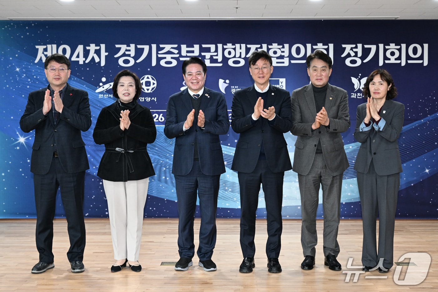 왼쪽부터 안치권 의왕시 부시장, 신계용 과천시장, 최대호 안양시장, 이민근 안산시장, 하은호 군포시장, 최혜민 광명시 부시장.(안산시 제공)