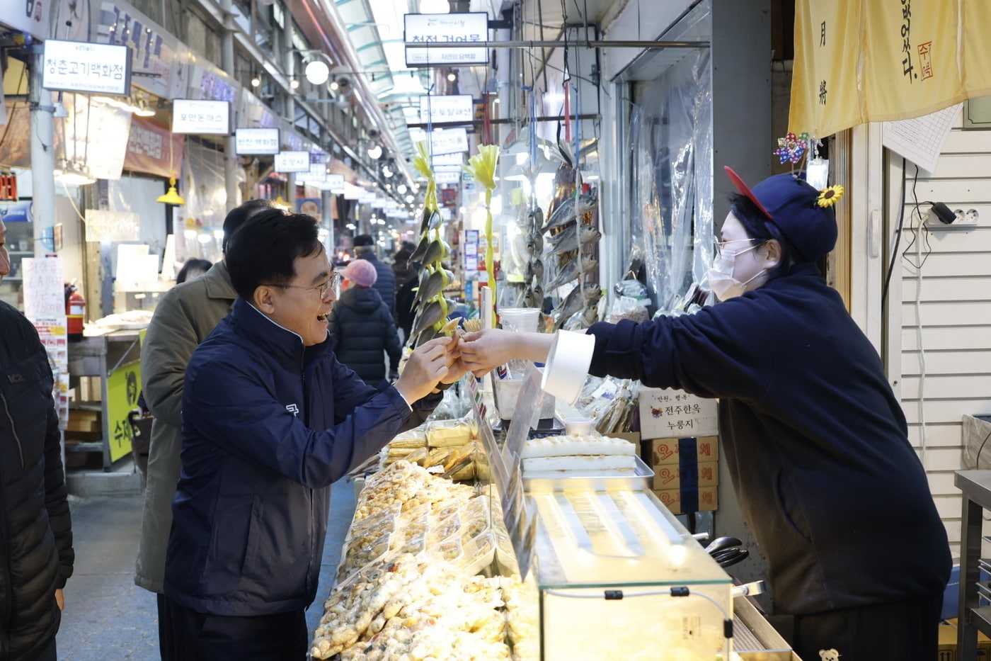 진교훈 서울 강서구청장(왼쪽)이 11일 설 명절을 앞두고 까치산시장을 찾아 상인과 인사를 나누고 있다.
