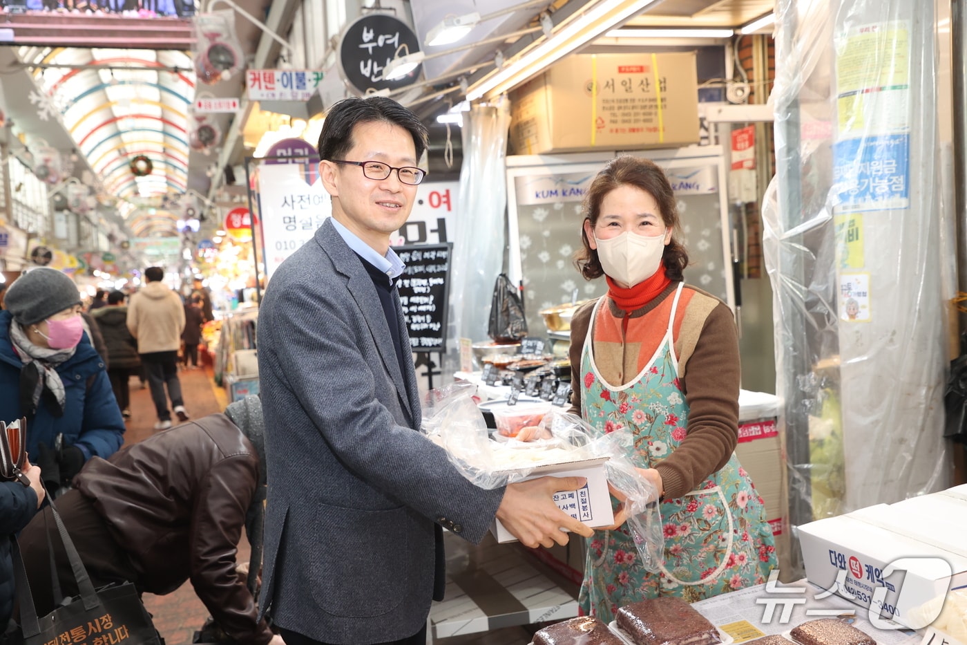 백승보 조달청장은 11일 설 명절을 맞아 대전 중구에 위치한 태평시장을 방문해 현장과 생활물가를 살피고 있다. (조달청 제공.재판매 및 DB금지)/뉴스1