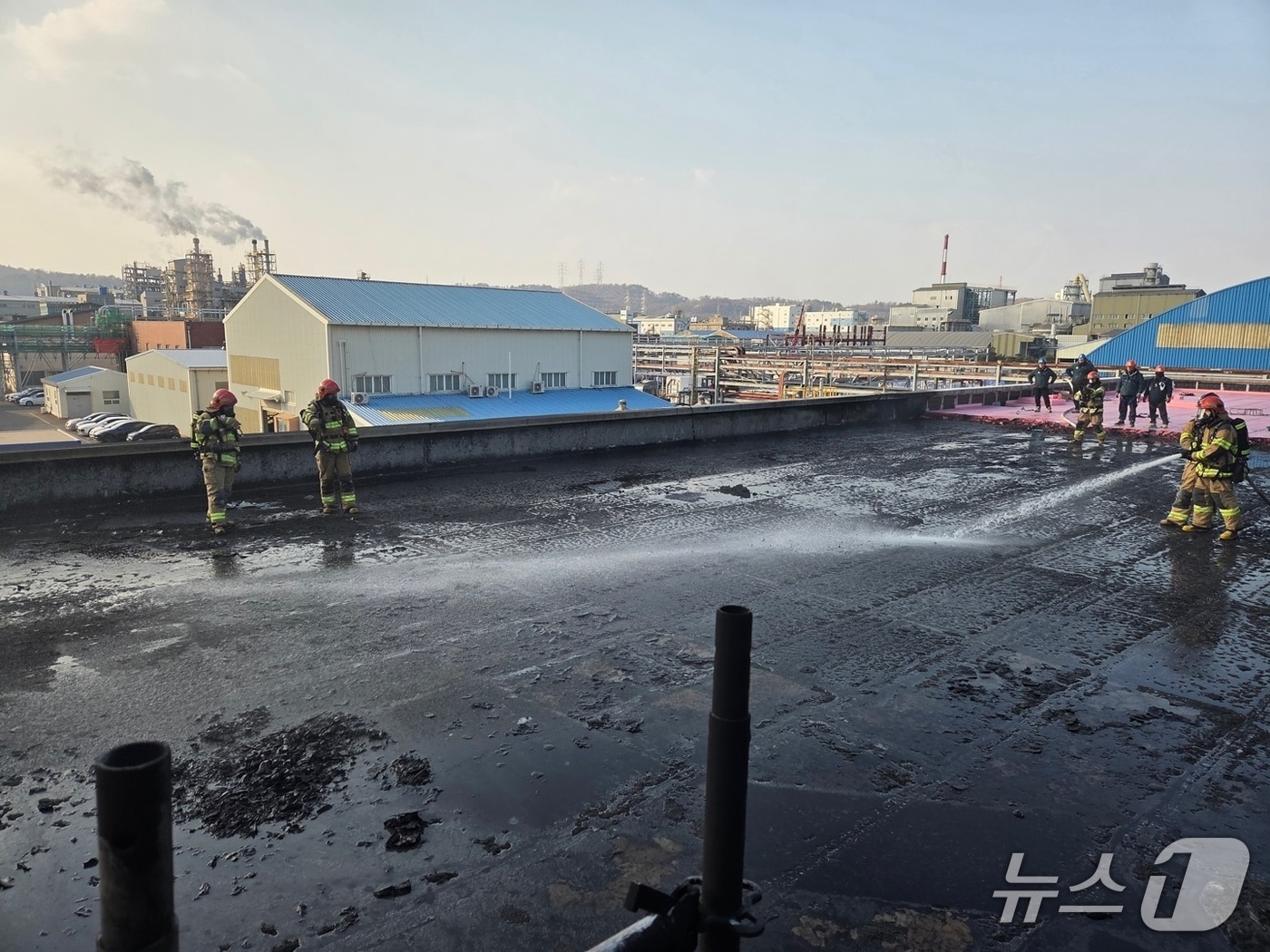 울산소방본부는 11일 울주군 온산읍의 새 건물 공사 현장에서 발생한 불을 진압하고 있다.(울산소방본부 제공. 재판매 및 DB금지)/뉴스1