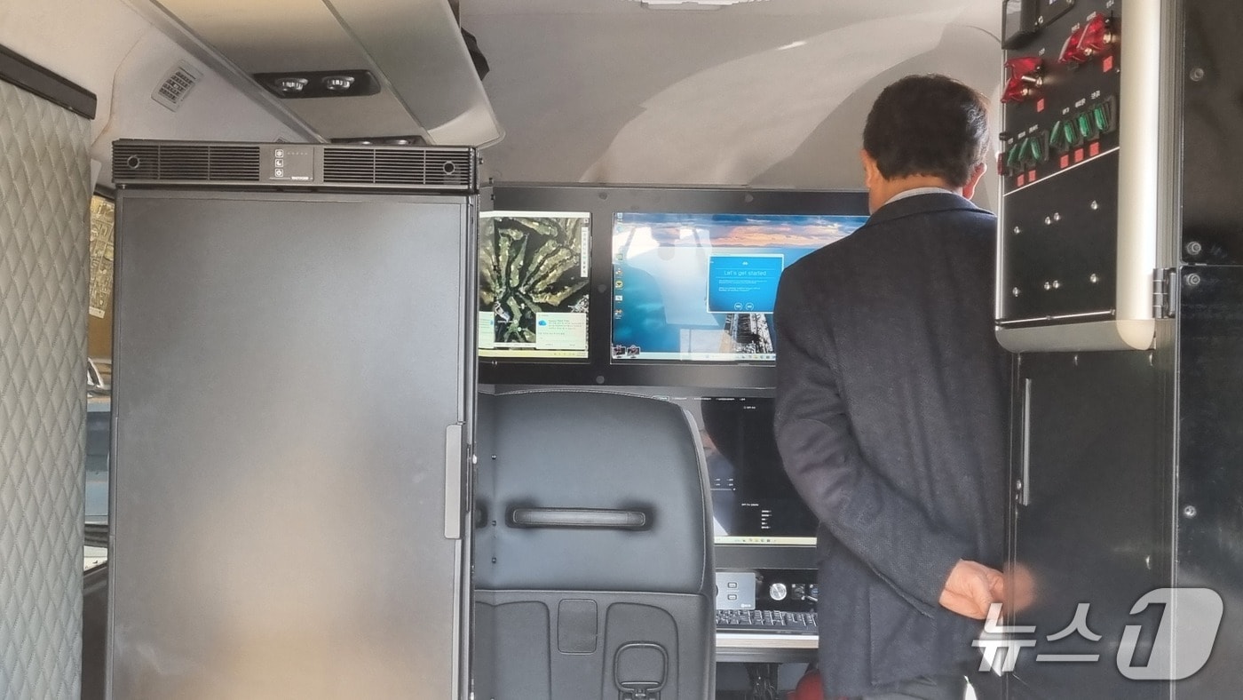  AI 치안드론 관제차량 내부./뉴스1