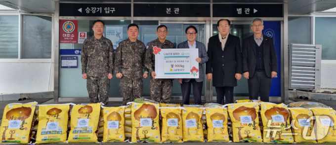 서필석 3공병여단장이 11일 인제군청을 찾아 최상기 인제군수에게  쌀 900kg을 기탁하고 있다.(3공병여단 제공, 재판매 및 DB금지)