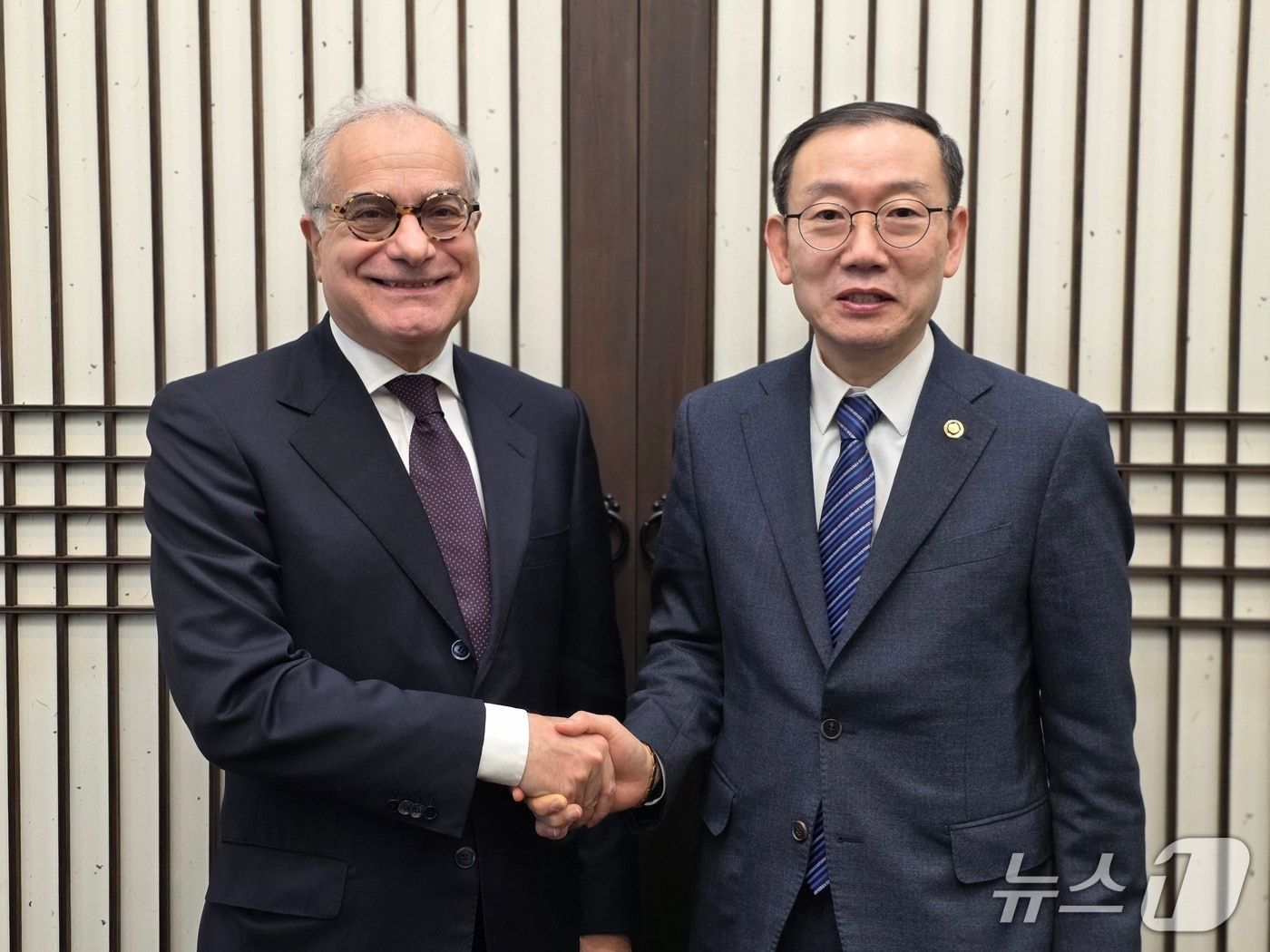 서울세관에서 주한 유럽연합 대표부 대사를 만난 이명구 관세청장(오른쪽). (관세청 제공.재판매 및 DB금지)/뉴스1