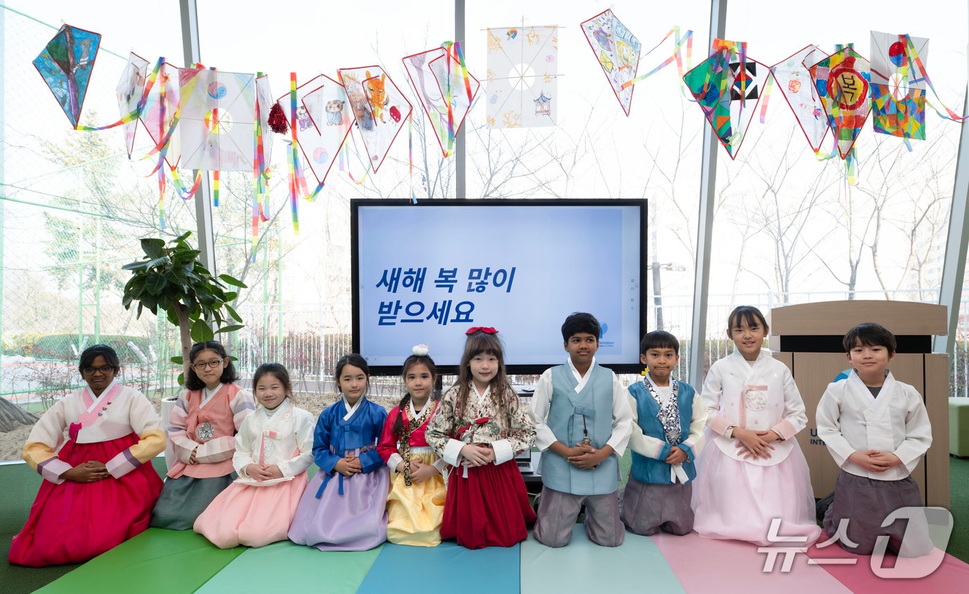 11일 울산현대국제외국인학교에서 설 맞이 한국 문화 체험 행사가 열리고 있다. (HD현대중공업 제공. 재판매 및 DB 금지) /뉴스1