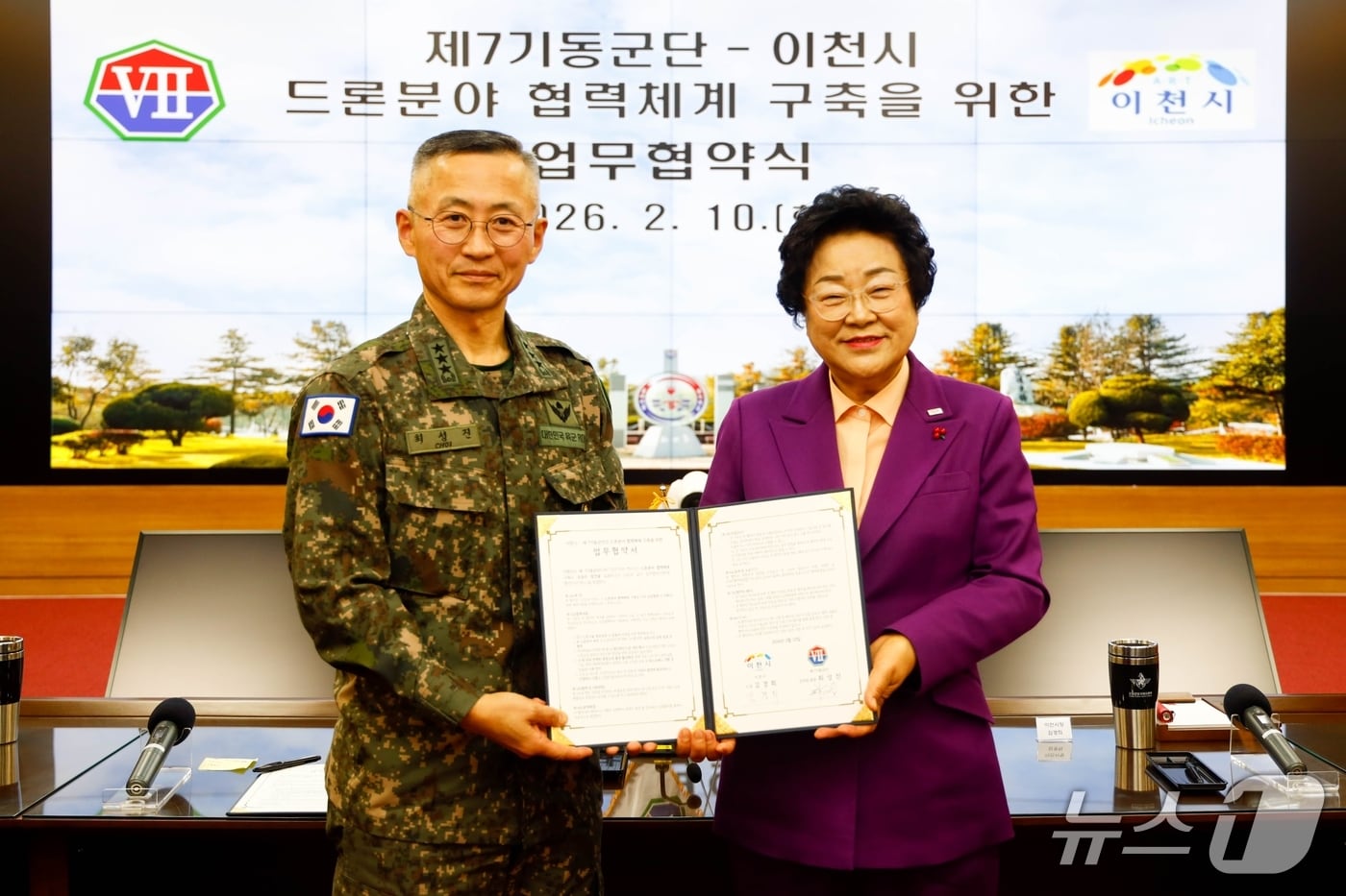 김경희 시장(오른쪽)과 최성진 제7기동군단장이 업무협약을 체결한 뒤 기념촬영을 하고 있는 모습.(이천시 제공)