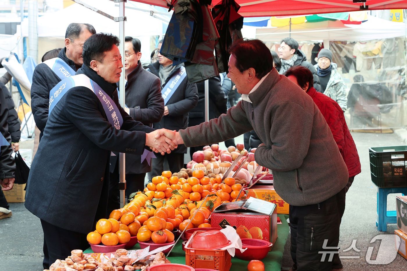 서태원 경기 가평군수가 설 명절을 앞두고 전통시장을 방문해 상인과 인사를 나누고 있다.(가평군 제공. 재판매 및 DB 금지)/뉴스1 