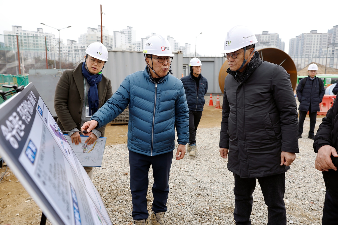 황상하 SH 사장이 신내4 공공주택지구 송수관로 이설공사 현장의 안전 관리 체계를 살펴보고 있다.(SH 제공) 뉴스1ⓒ News1 