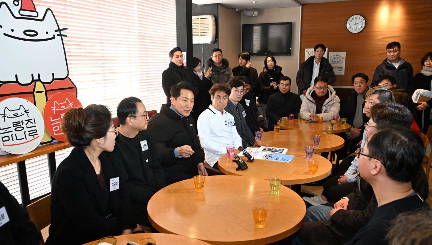 오세훈 서울시장이 11일 동작구 노량진 만나로를 찾아 상인들과 간담회를 하고 있다.(서울시 제공)