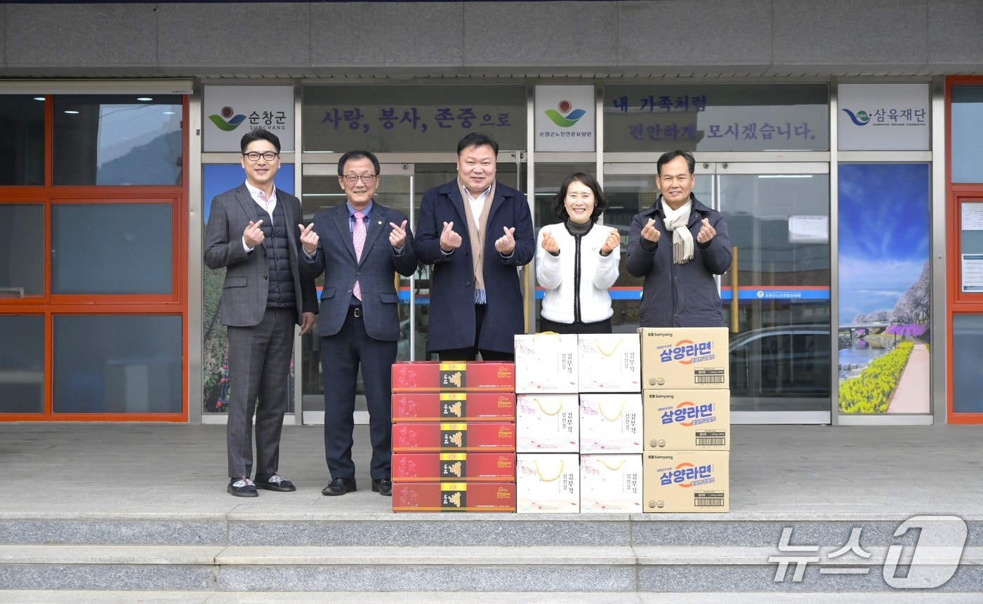 11일 손종석 의장을 비롯한 전북 순창군의회 관계자들이 관내 노인전문요양원을 찾아 위문품을 전달하고 기념 촬영을 하고 있다.(순창군의회 제공. 재판매 및 DB금지)/뉴스1   