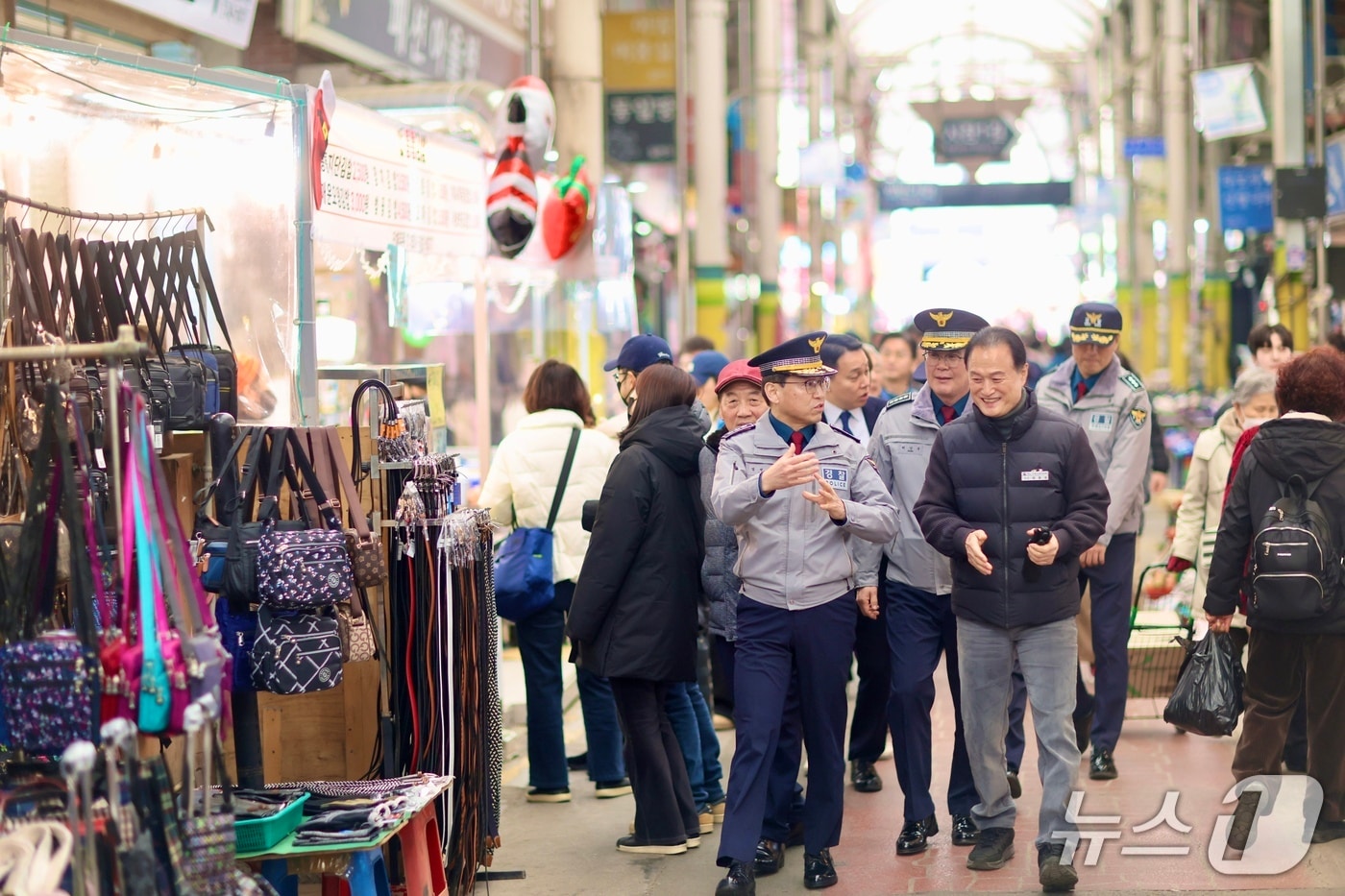 엄성규 부산경찰청장 직무대리가 부산 구포시장을 둘러보고 있다.(부산경찰청 제공. 재판매 및 DB 금지)