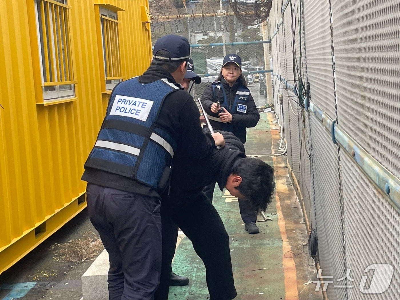 지난 10일 부산 감천항에서 진행된 해경·부산항만공사 합동 모의훈련 모습 (부산항만공사 제공. 재판매 및 DB금지)