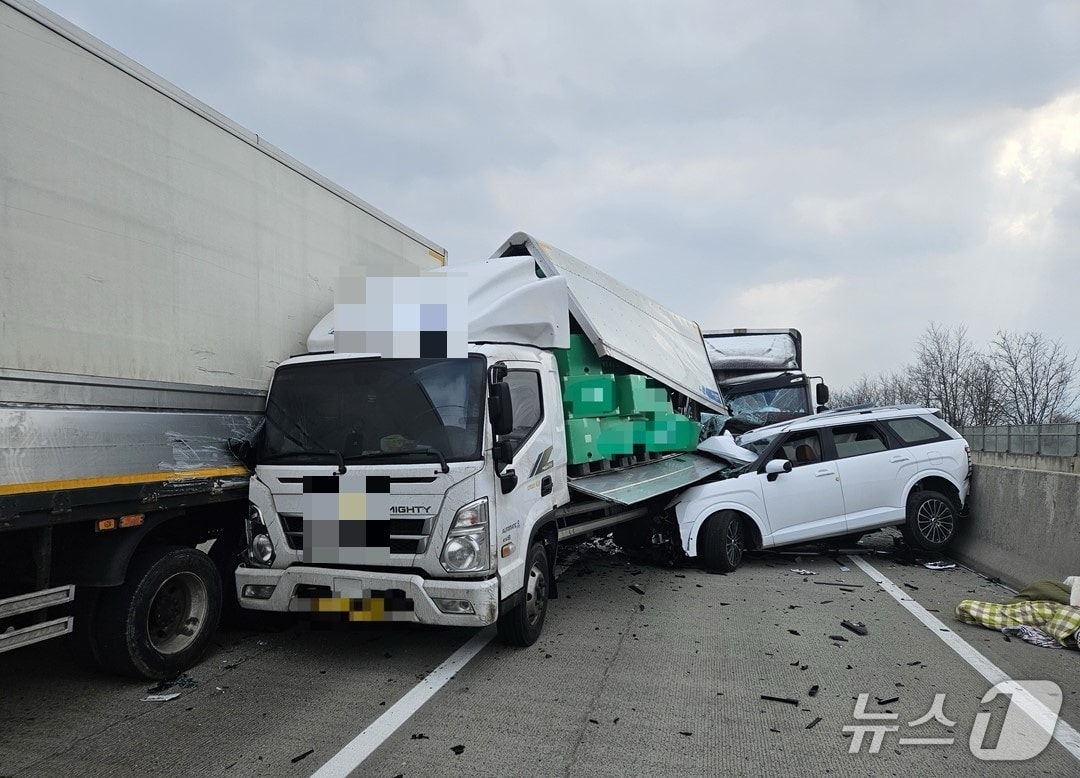 11일 낮 12시33분쯤 경북 상주시 낙동면 장곡리 상주영천고속도로 상주 방면에서 4중 추돌사고가 발생해 차량들이 뒤엉켜 있다.(경북소방본부 제공. 재판매 및 DB금지)2026.2.11/뉴스1