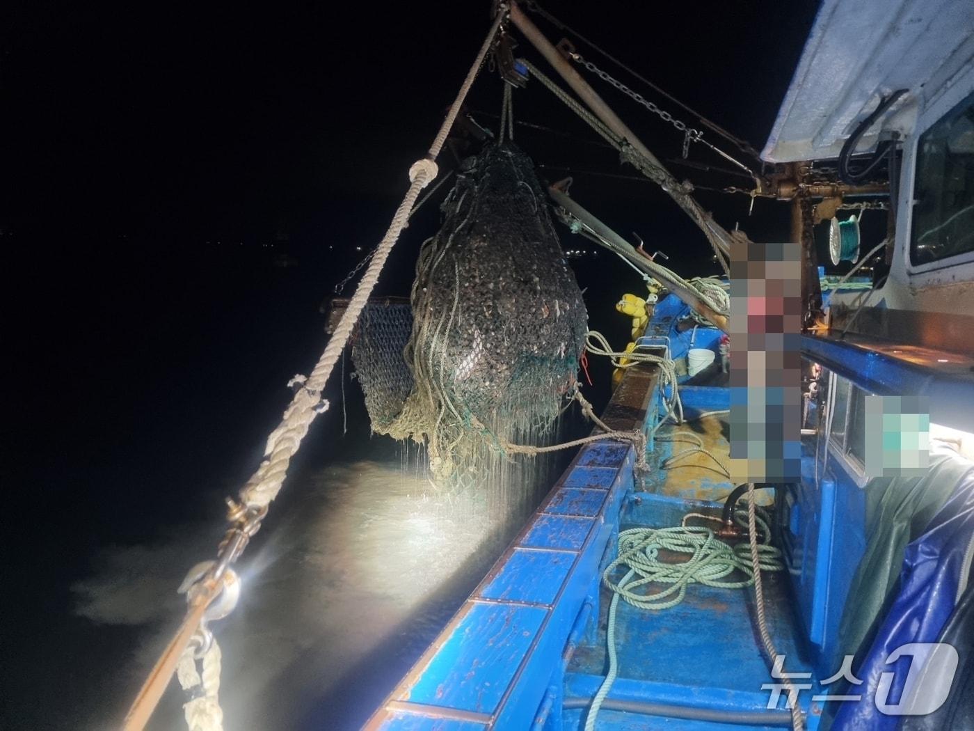 불법 형망 어선에서 어획물을 양망하고 있다.(창원해경 제공. 재판매 및 DB금지)