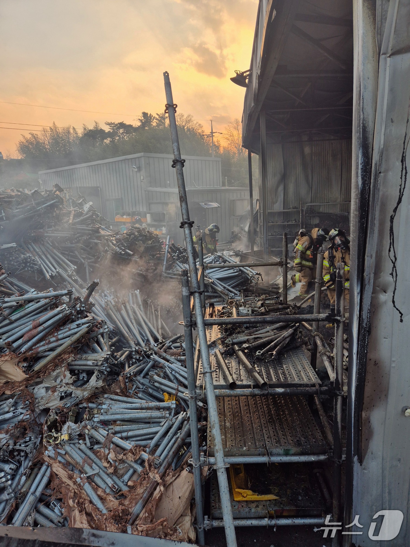 11일 오후 5시10분쯤 경북 포항시 흥해읍 남송리 건축자재 창고에서 불이 나 비계구조물 등이 새까맣게 탔다.(포항북부소방서 제공, 재판매 및 DB금지) 2026.2.11/뉴스1 