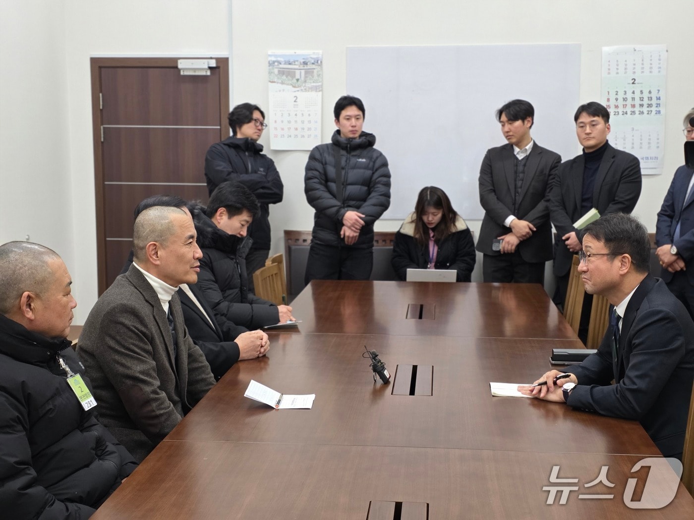 김진태 강원도지사가 11일 한병도 민주당 원내대표를 만나 강원특별법 3차 개정안이 이른 시일 내에 처리될 수 있도록 협조해달라고 요청했다.(강원도 제공. 재판매 및 DB금지)/뉴스1