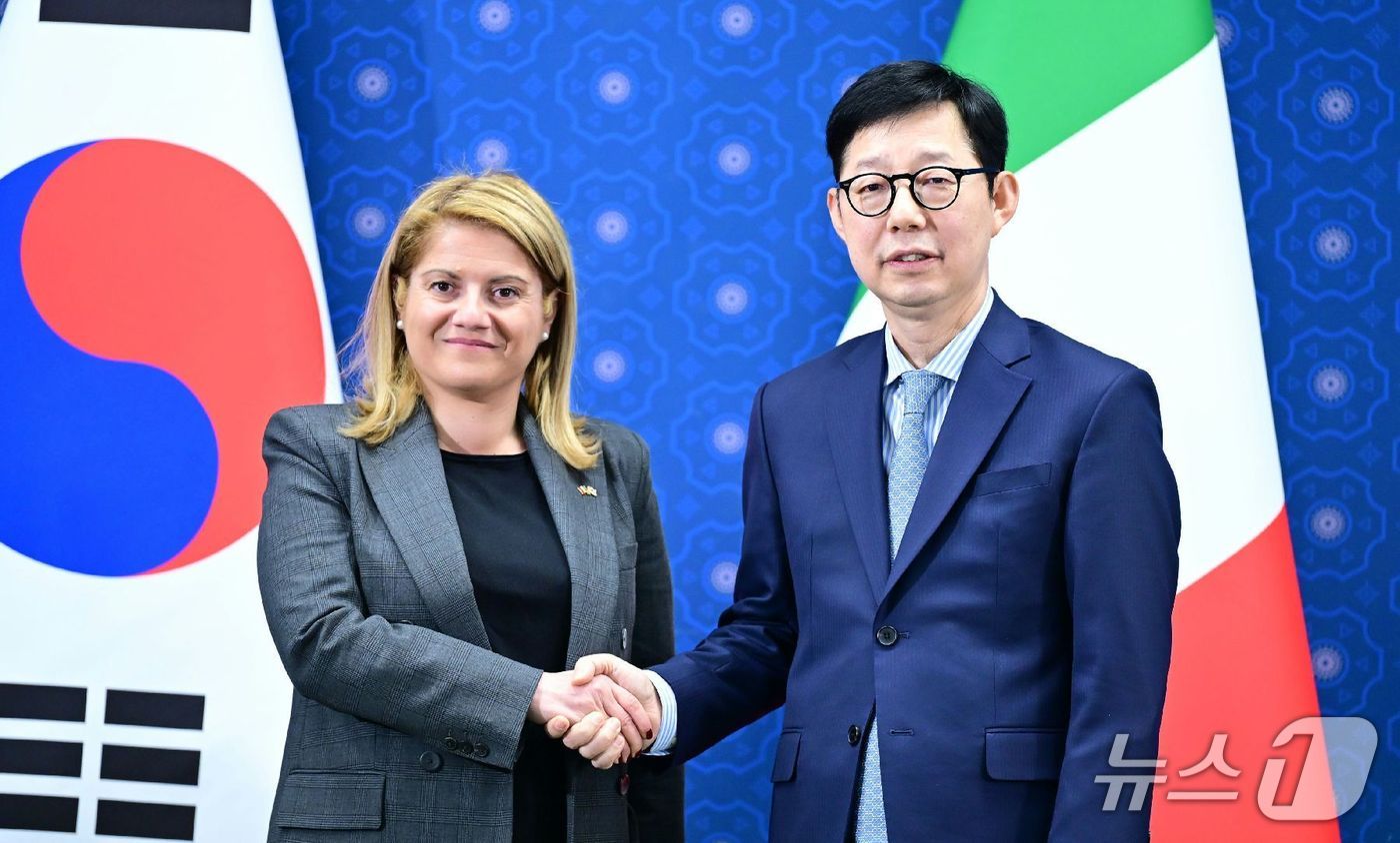 마리아 트리포디 이탈리아 외교부 차관과 박윤주 외교부 1차관은 11일 정부서울청사에서 만나 제2차 전략대화를 진행했다. (외교부 제공)